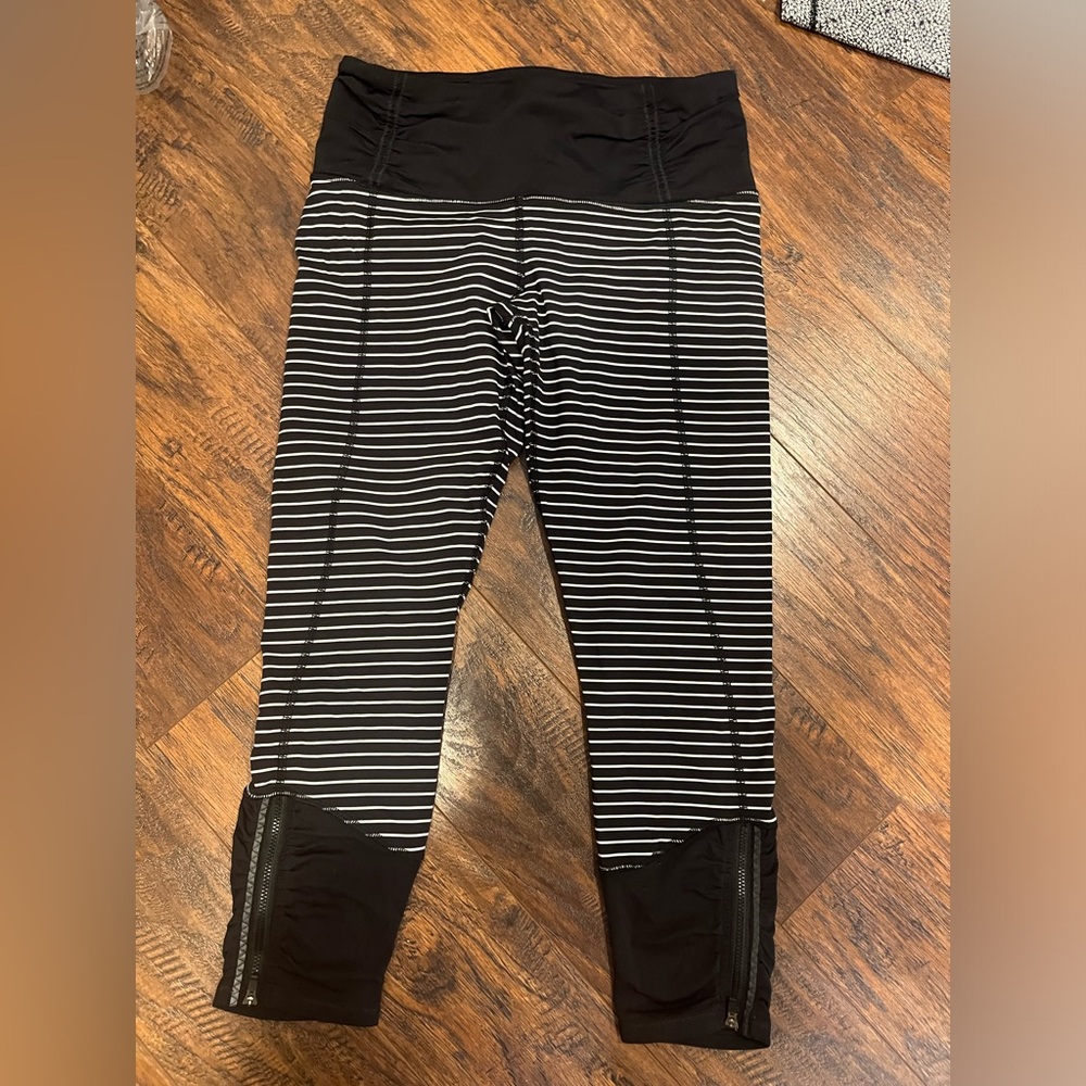 Lululemon running crops tights black and white strips with zippers size 8 large